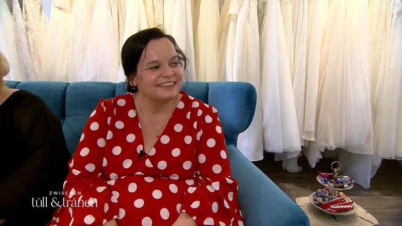 Braut Tina ist sehr zufrieden mit sich