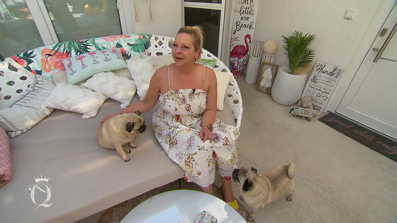 Petra lebt zusammen mit zwei Möpsen