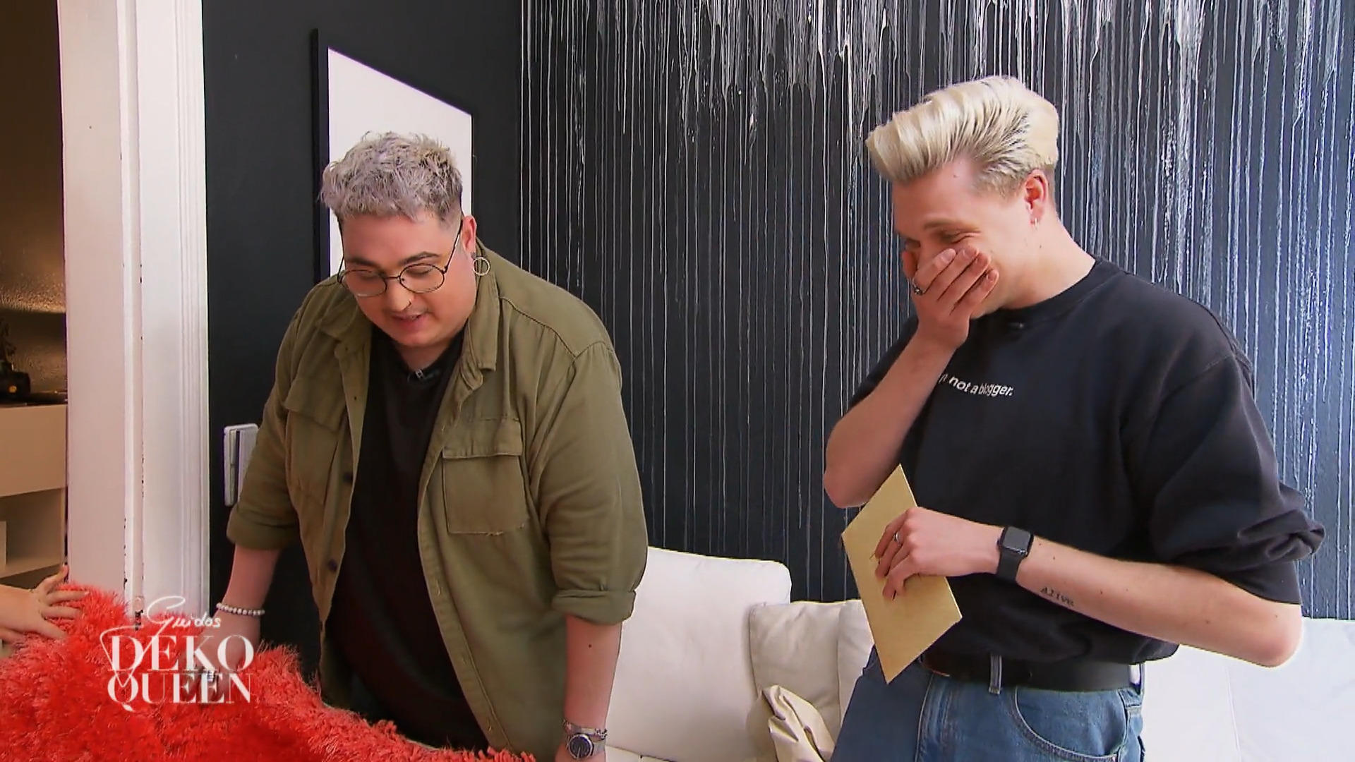 Die "Schwarz-Weiß"-WG muss den Flamingoteppich stylen