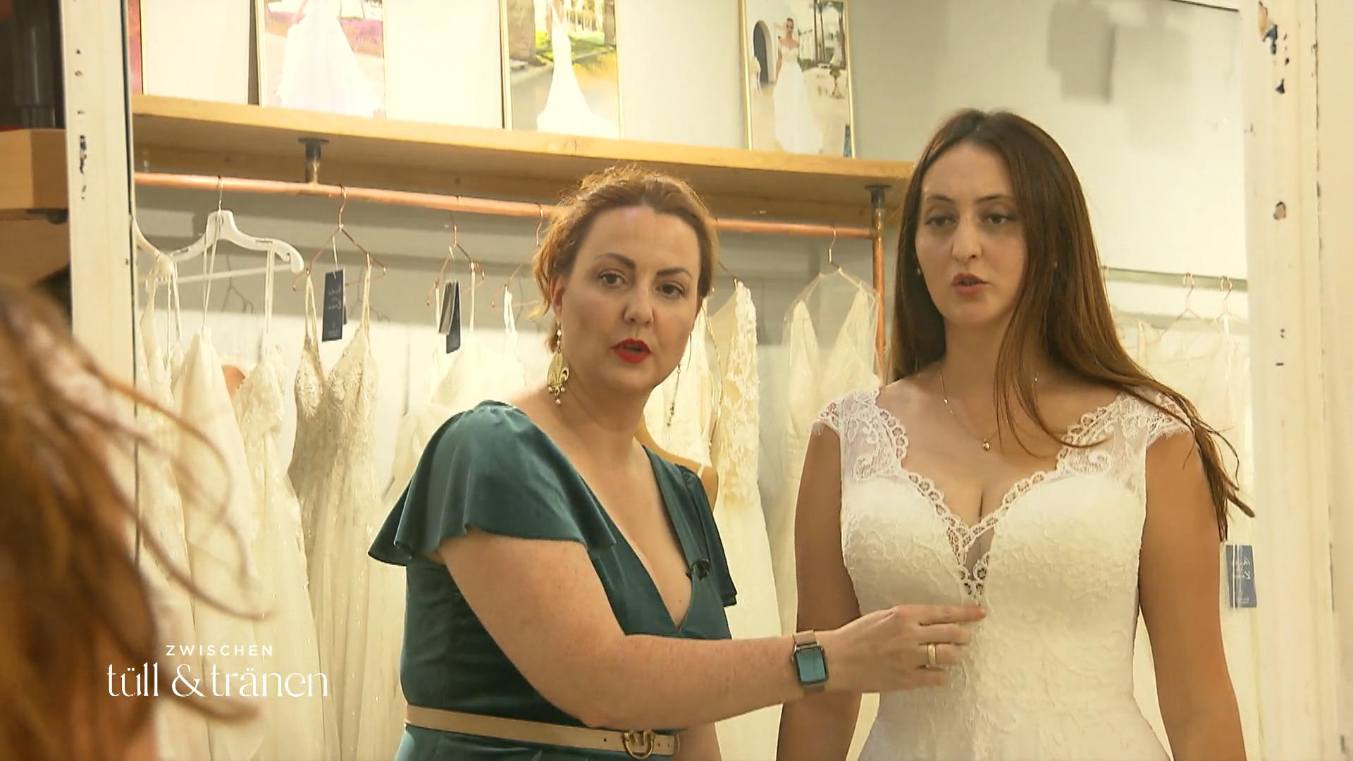 Hat das Kleid zu viel Ausschnitt?