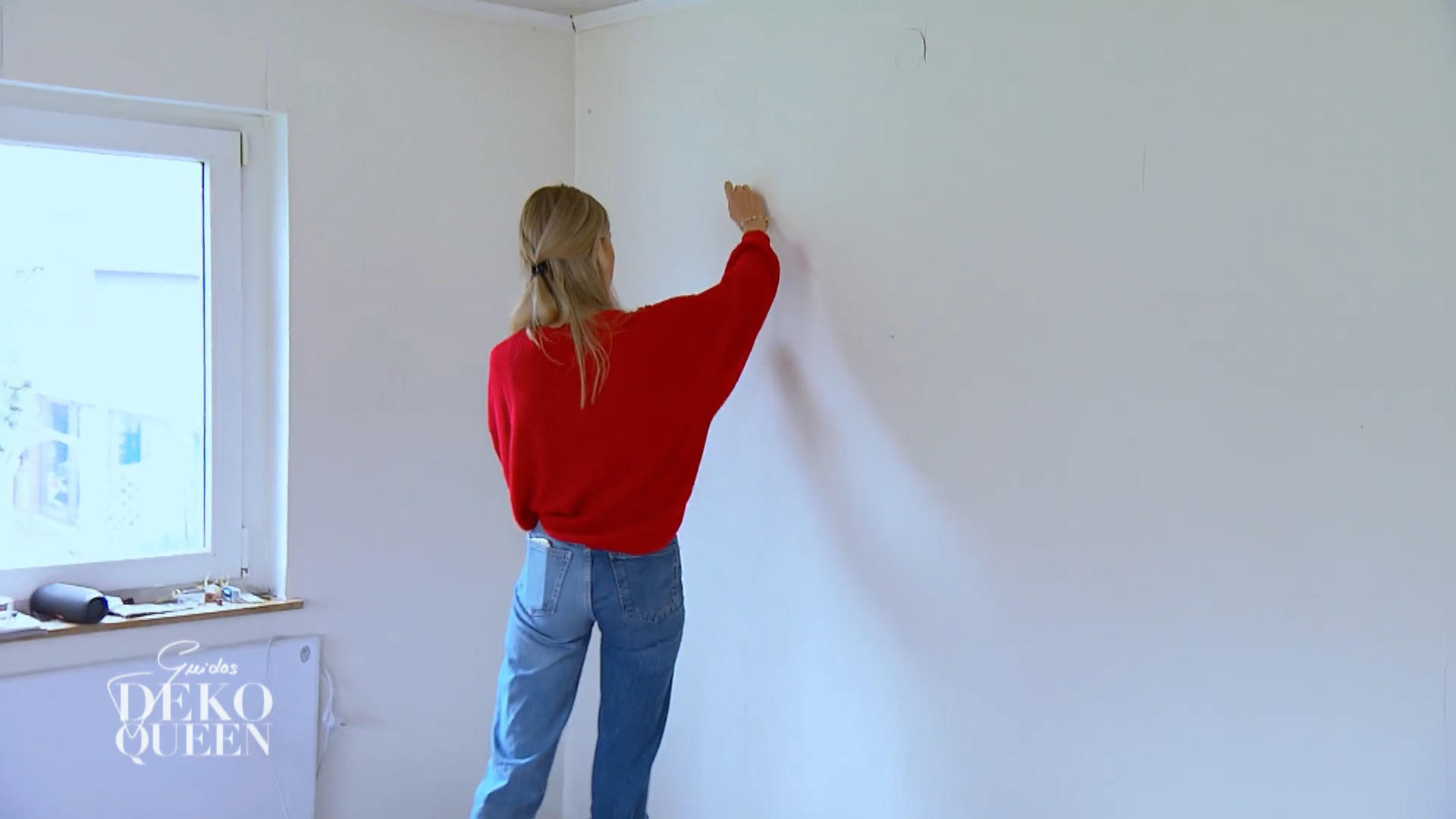 Sarah greift Handwerkerin Simi unter die Arme