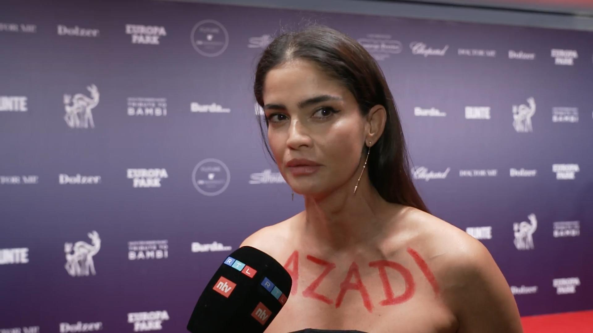 Shermine Sharivar setzt ein Zeichen auf nackter Haut