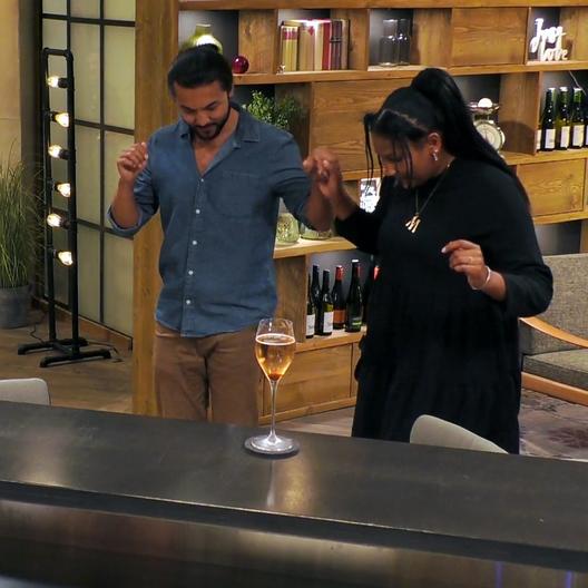 Mariam und Muso hält es nicht mehr auf den Sitzen