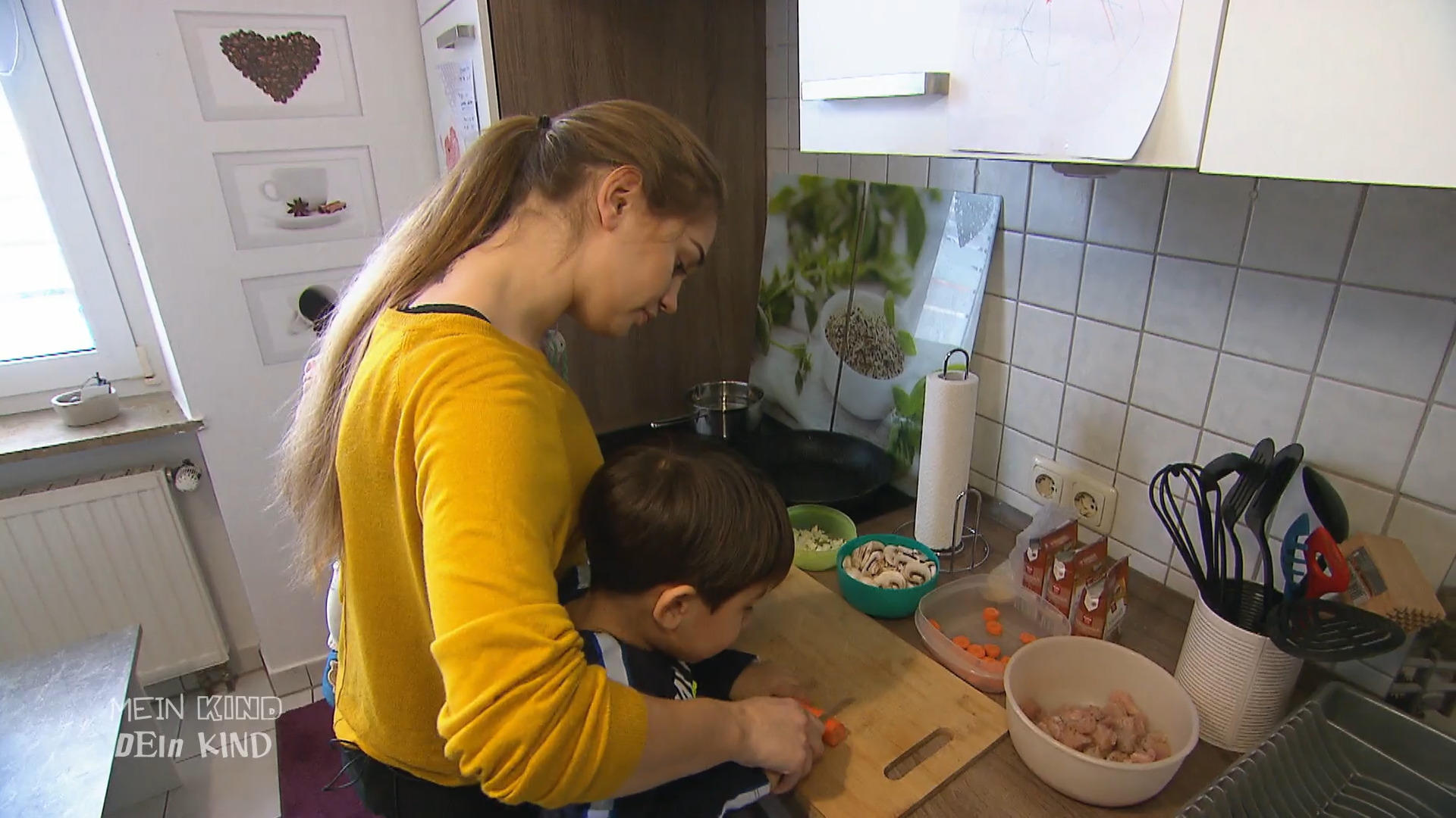 Travis schneidet mit einem scharfen Messer!