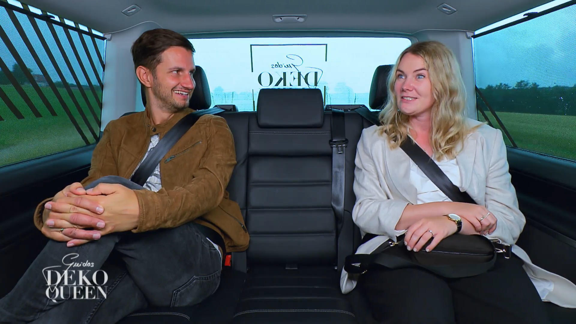 Janinas Mann achtet auf das Geld