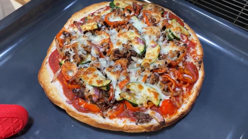 Fladenbrot-Pizza mit Hack und Gemüse