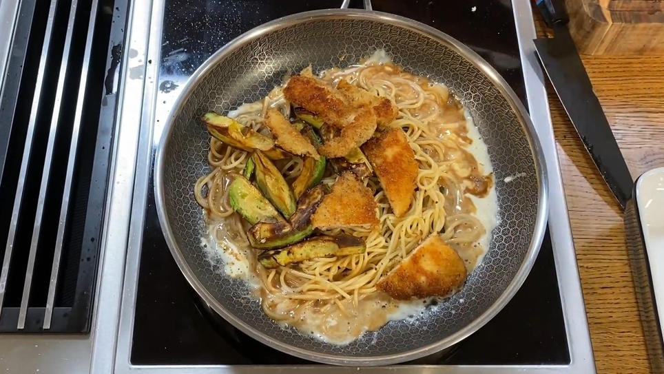 Spaghetti mit knusprigem Hähnchen und Avocado