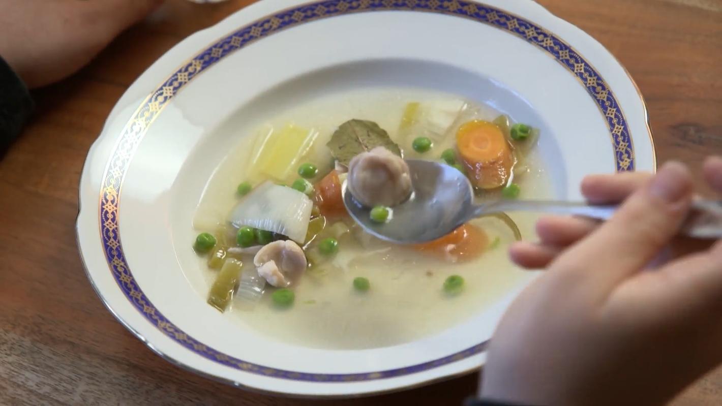 Hühnersuppe bei Erkältung und Co.: Das macht das Hausmittel so gesund