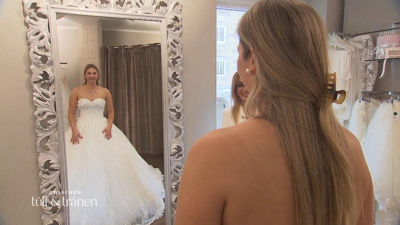 Hat sie ihr Traumkleid gefunden?