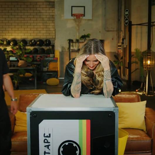 Bonusrunde bei „Die Hitwisser“: Sophia Thomalla muss Rammstein-Texte ergänzen.