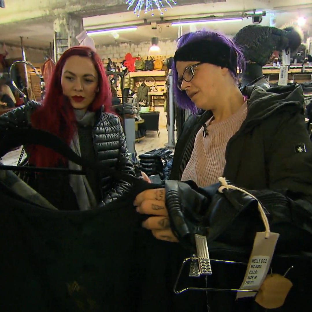 Leah lädt den Arm ihrer Freundin immer voller