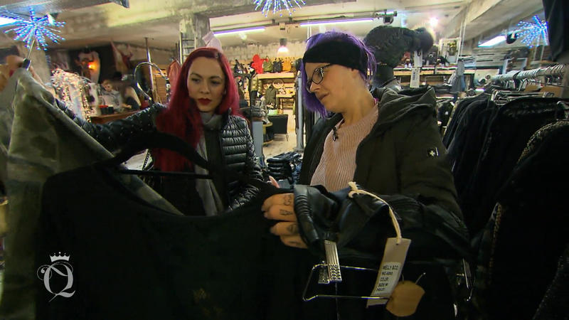 Leah lädt den Arm ihrer Freundin immer voller