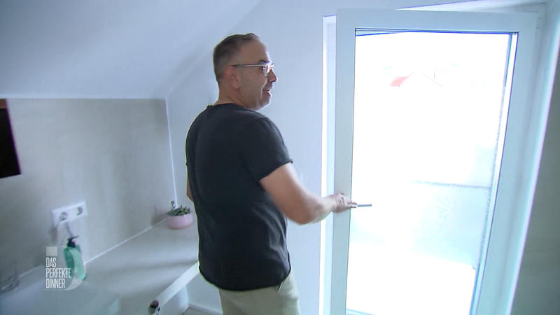 Thomas präsentiert seinen knackigen Ausblick