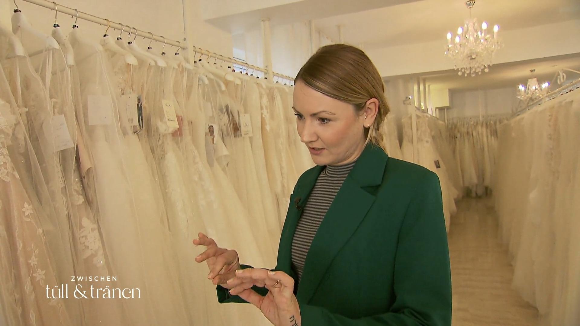 Wird es Sarah schwer fallen, ein Kleid zu finden?