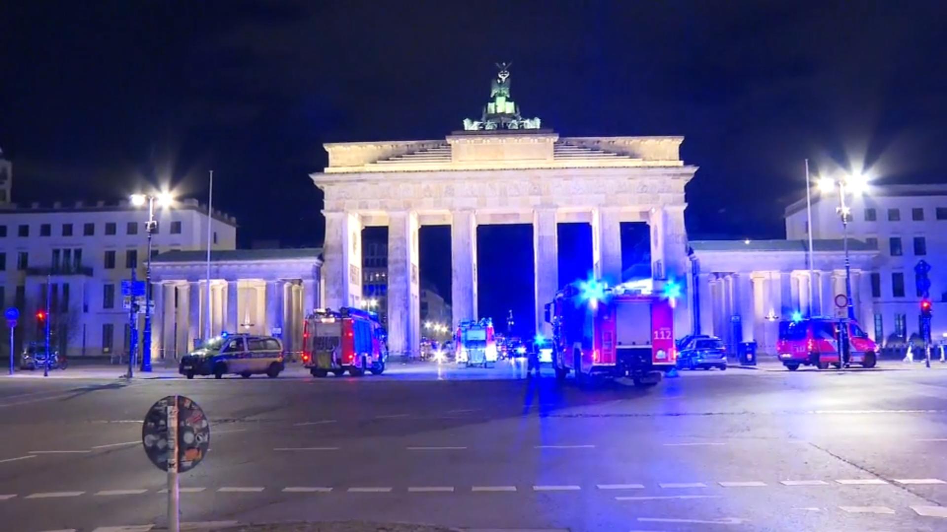 Auto fährt ins Brandenburger Tor - ein Mann tot!
