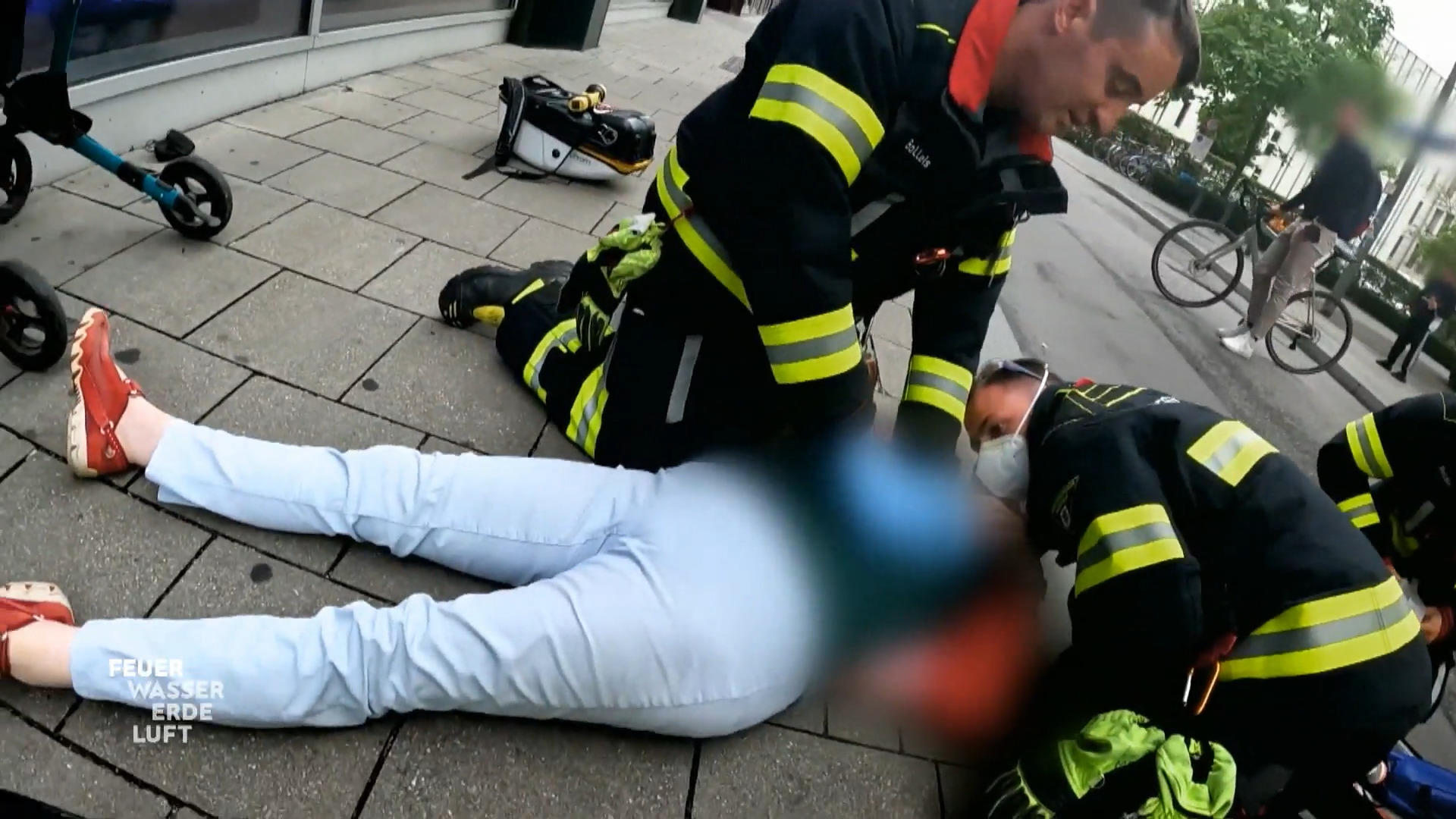 Gestürzte Passantin zeigt keine Atmung mehr