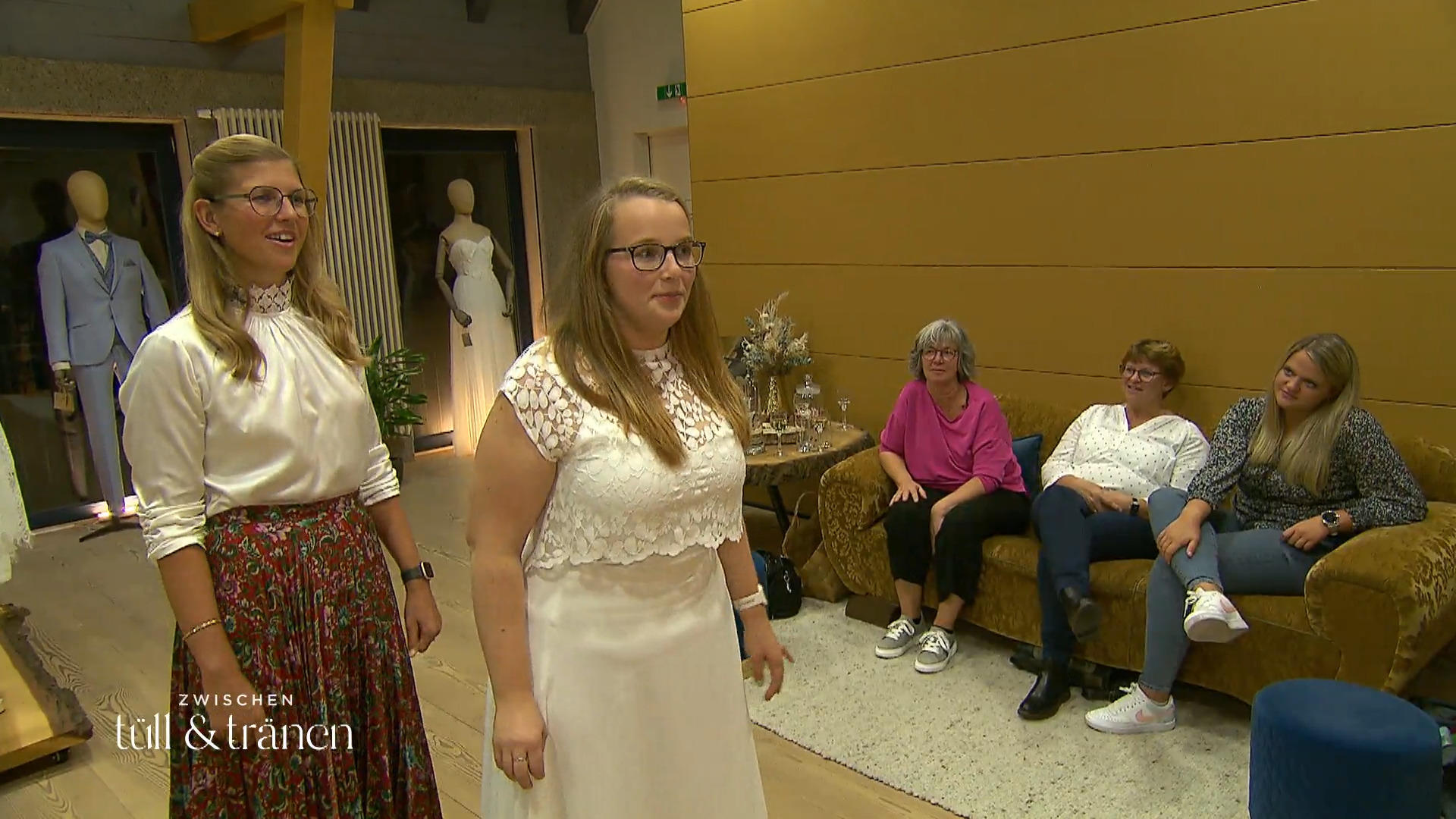 Mit Kleidern muss sich Kristia erstmal anfreunden