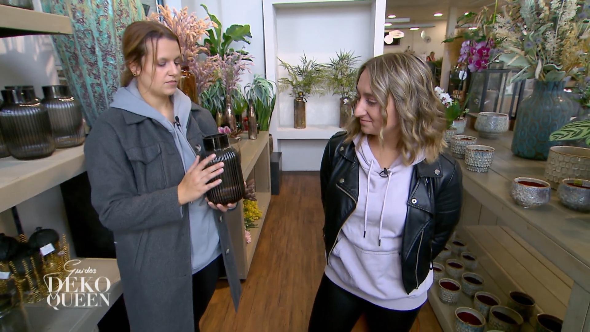 Sabrina bettet sich wie Stilikone Coco Chanel!