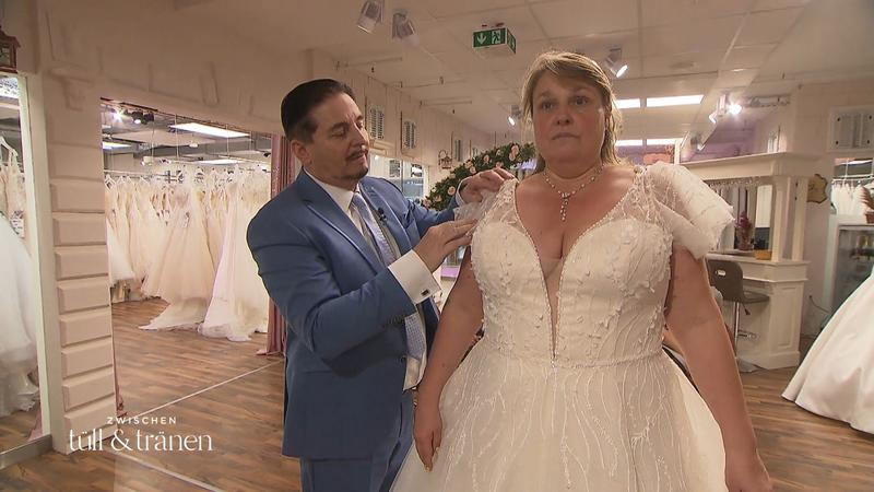 Diana möchte ihr Dekoleté in Szene setzen