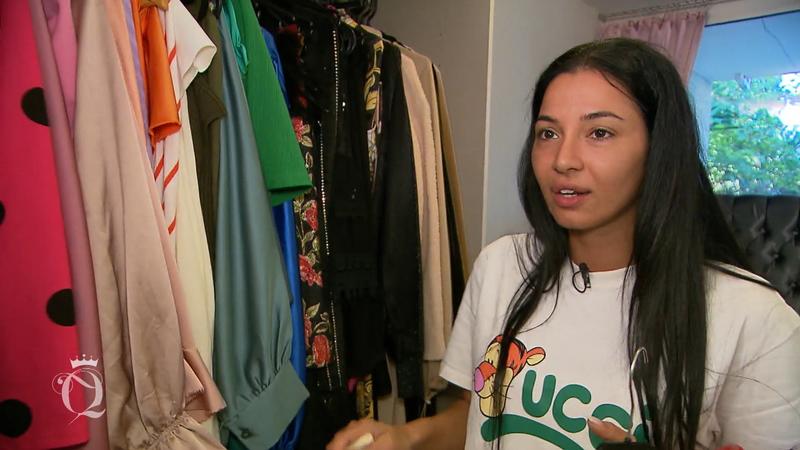 Selina schaut gerne in den Spiegel