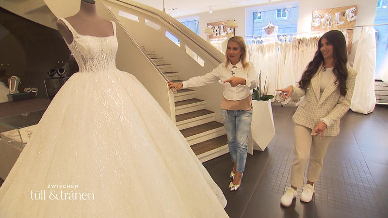 Antonella kennt sich im Getümmel der Brautkleider aus