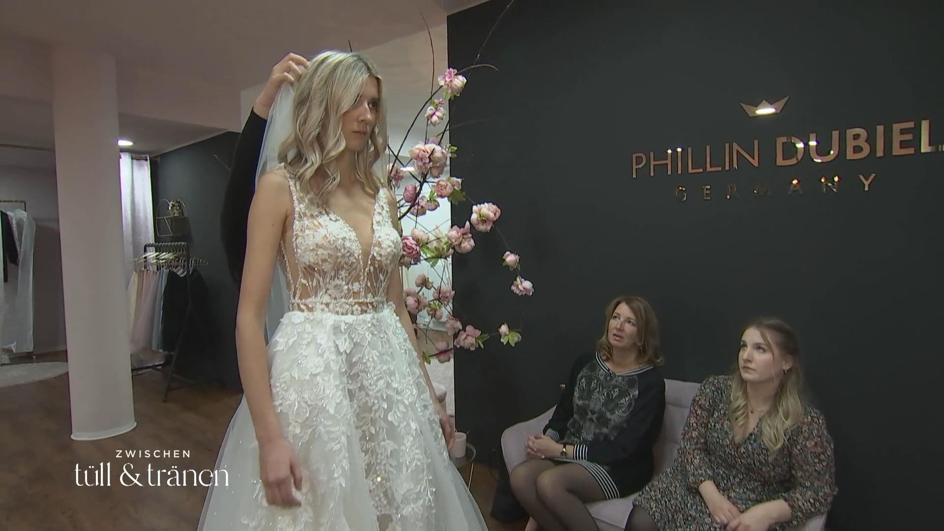 Findet Emilia ihr Traumkleid?