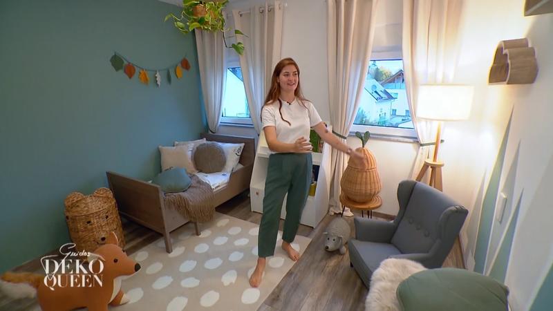 Susi präsentiert Fritz' neues Kinderzimmer