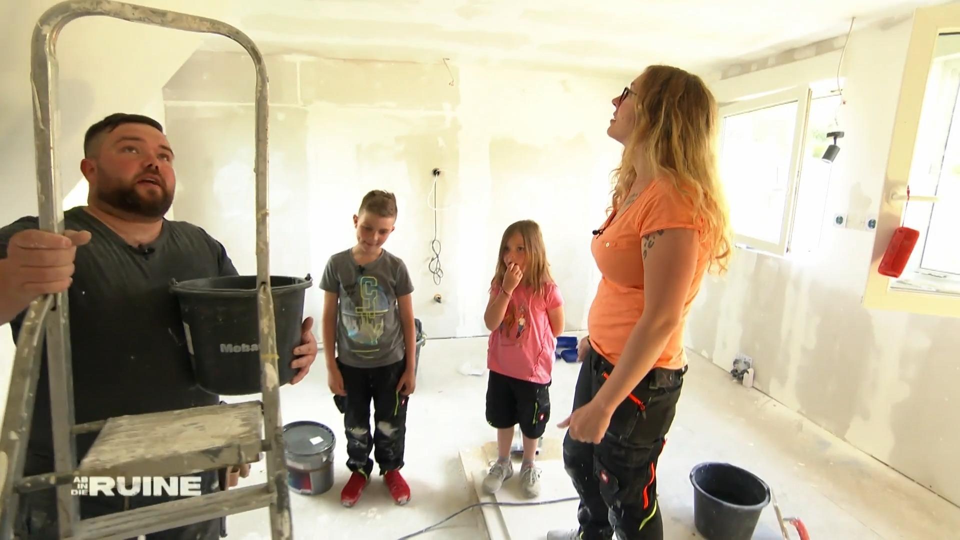 Streichen mit den Kindern