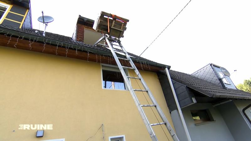 Couch im Dachaufzug