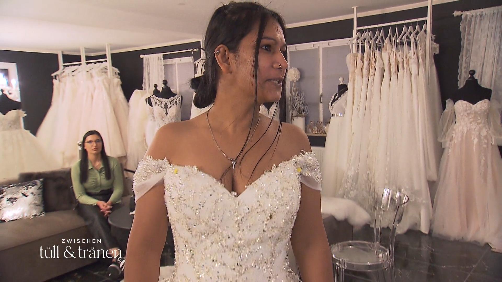 Braut Anisha doch ohne Ärmel