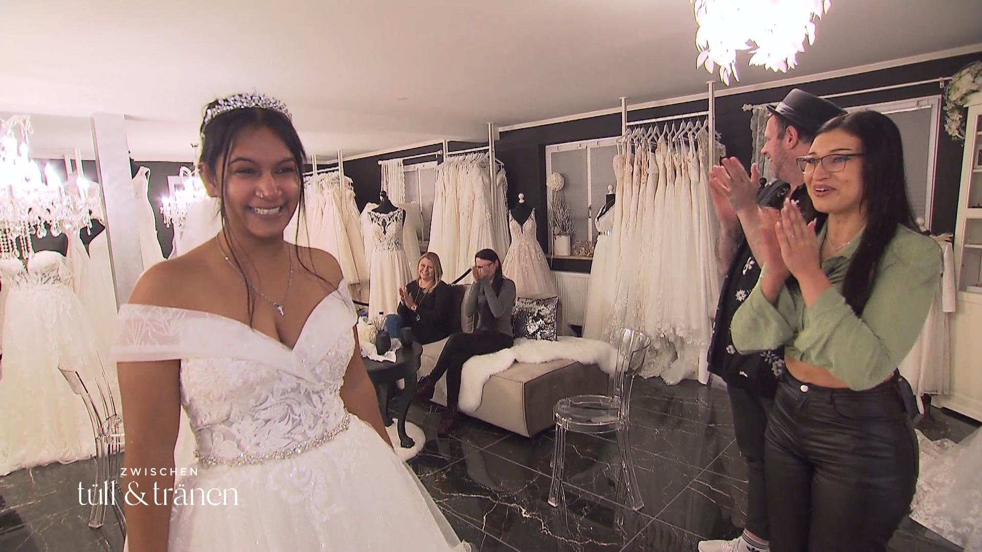 Hat Anisha ihr Traumkleid gefunden?