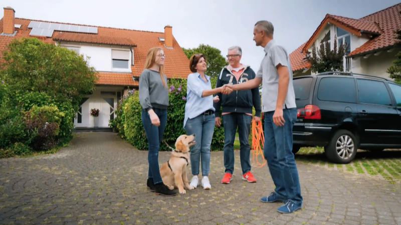 Hundetrainer unterstützt die Familie bei Sam