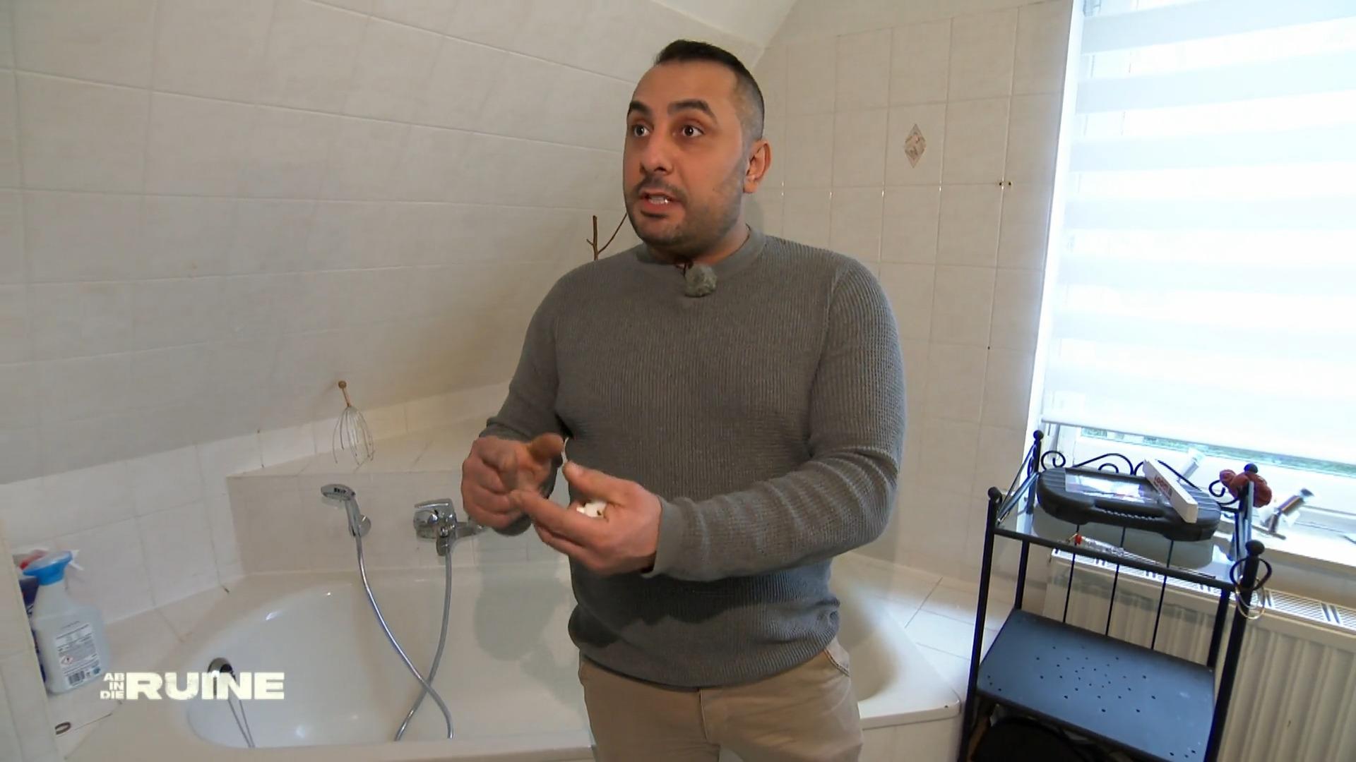 Ali fühlt sich gestresst von Danielas Wünschen