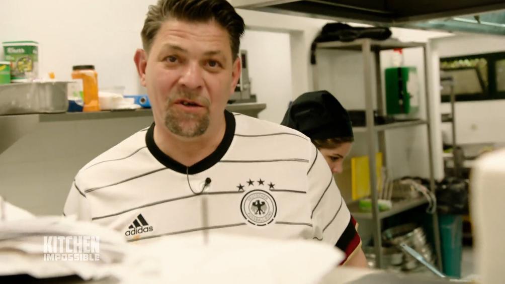 Macht Tim Mälzer ihn bei "Kitchen Impossible" rein? Schmeckt den DFB