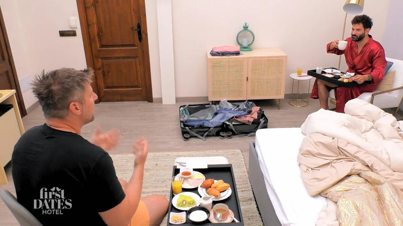 Die beiden Danieles tauschen sich über ihre Dates aus