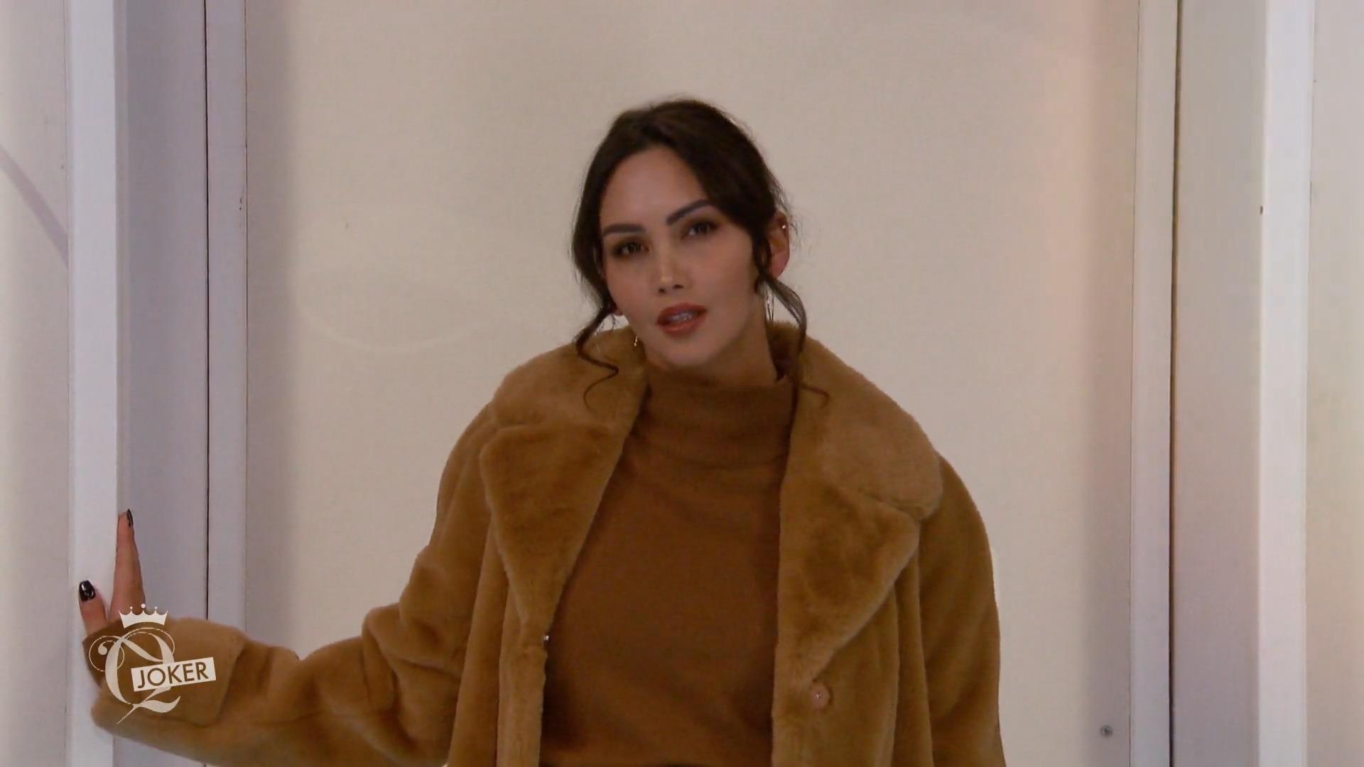 Kim läuft in glamourösem Outfit über den Laufsteg