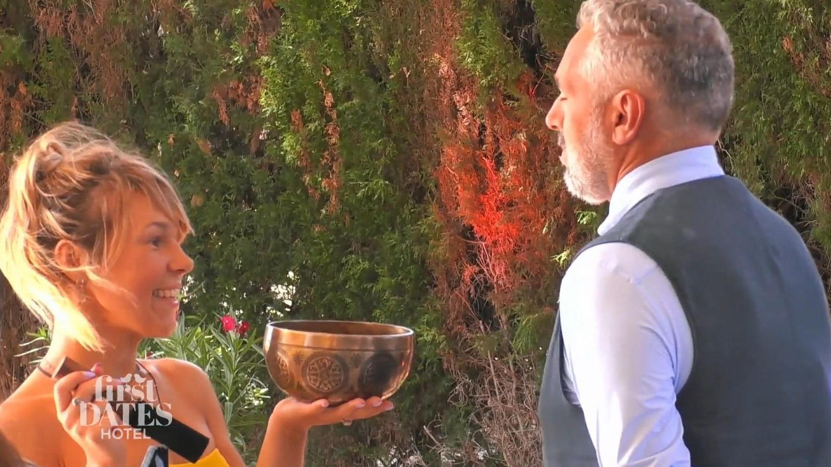 Valeria schickt die "First Dates Hotel"-Crew auf eine Reise
