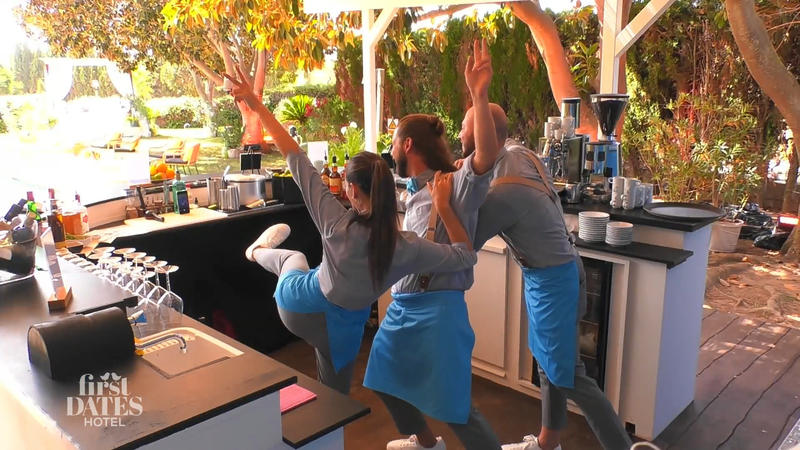 Das Team probiert den Selbstauslöser aus