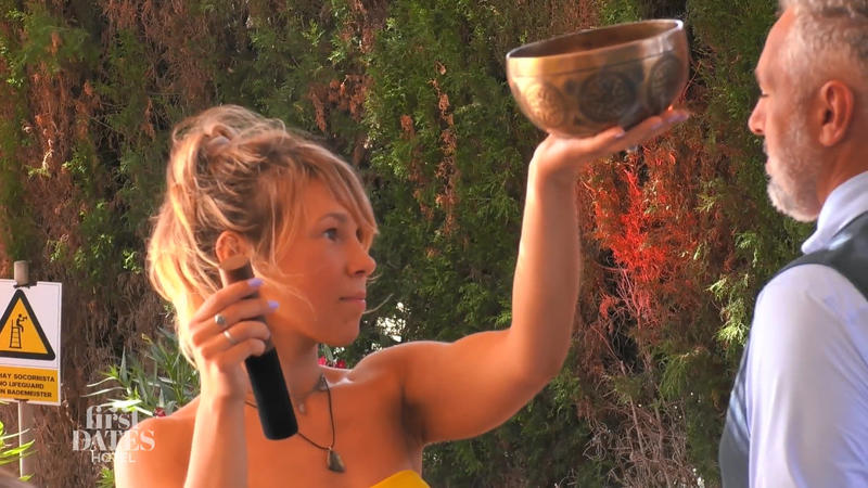 Valeria führt ihre Klangschale vor