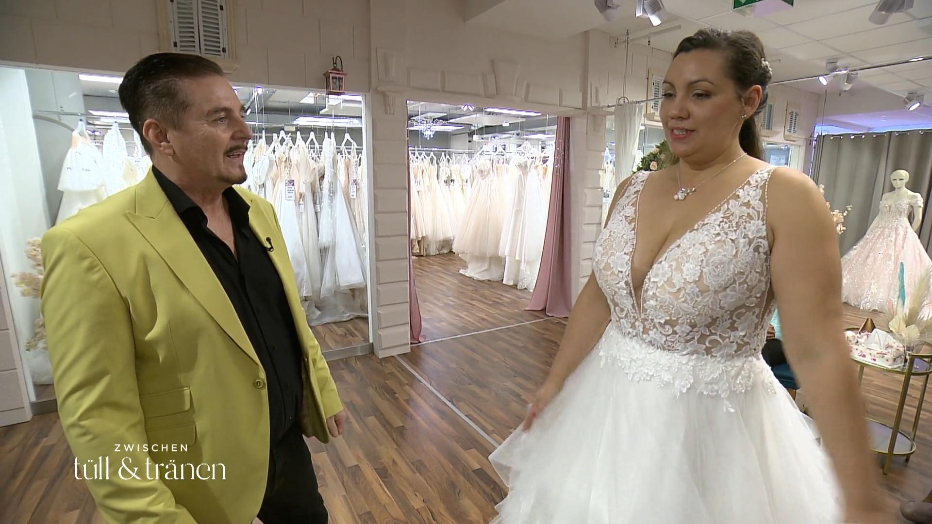 Nancy ist in diesem Kleid definitiv "keine Hausfrau"