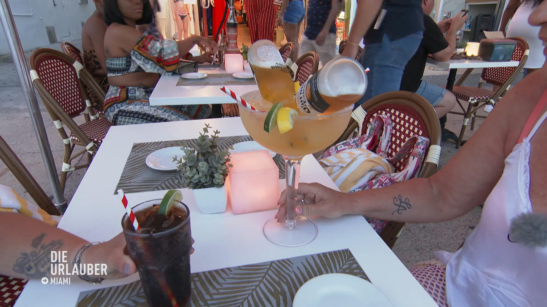 Ein Drink, serviert mit noch mehr Drinks