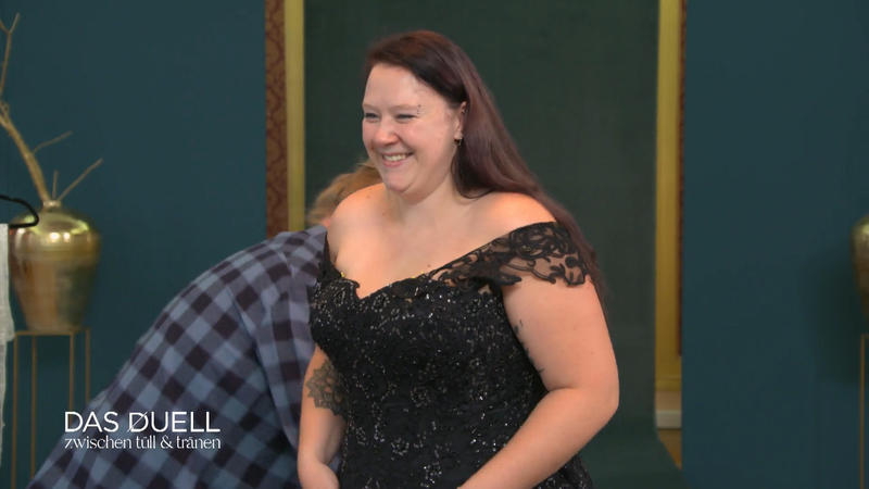 Annalena bekommt endlich ihr schwarzes Kleid