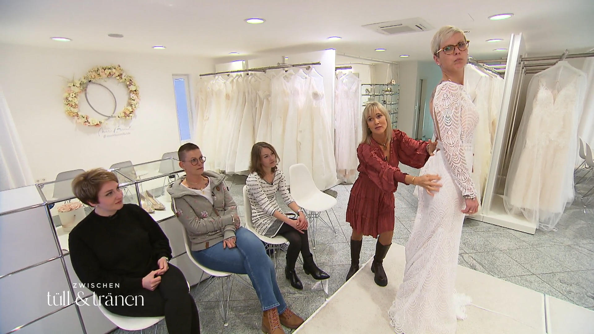 Manuela braucht ein extravagantes Modell