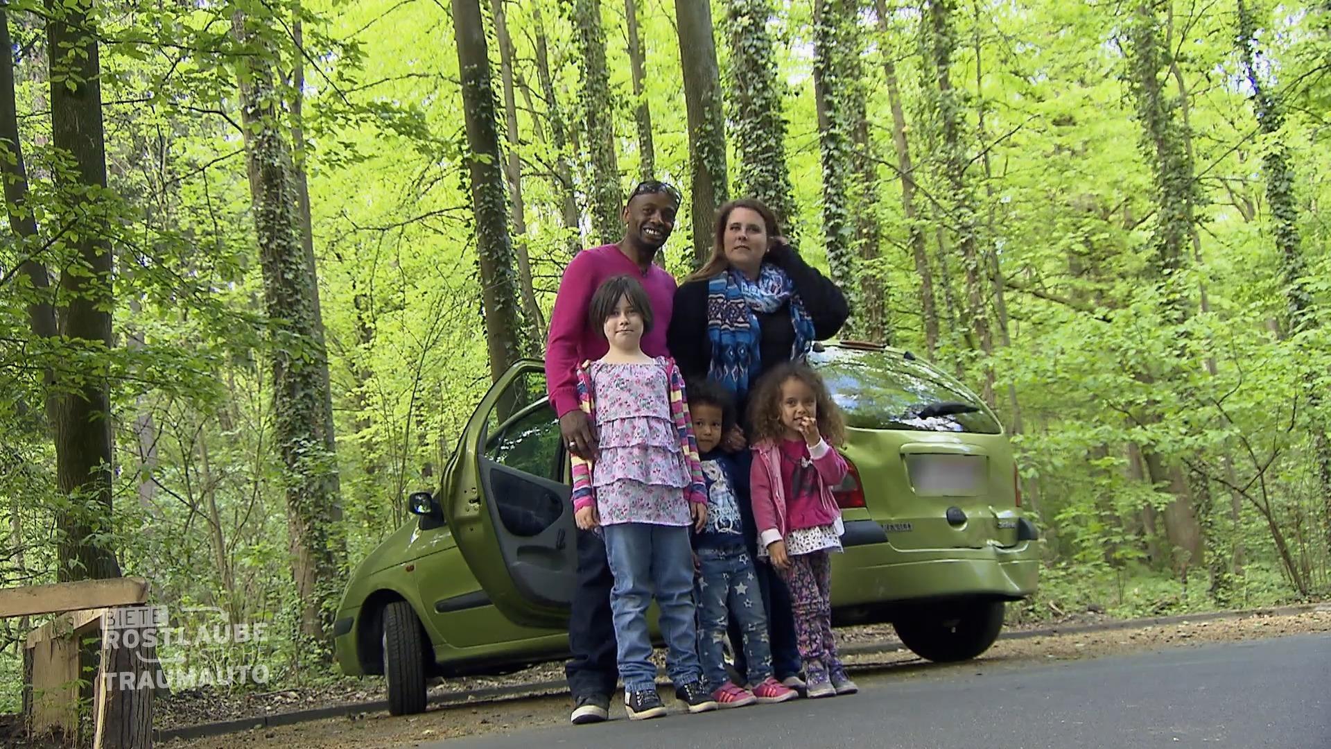 Fünfköpfige Patchwork-Familie ist unzufrieden mit ihrem Auto