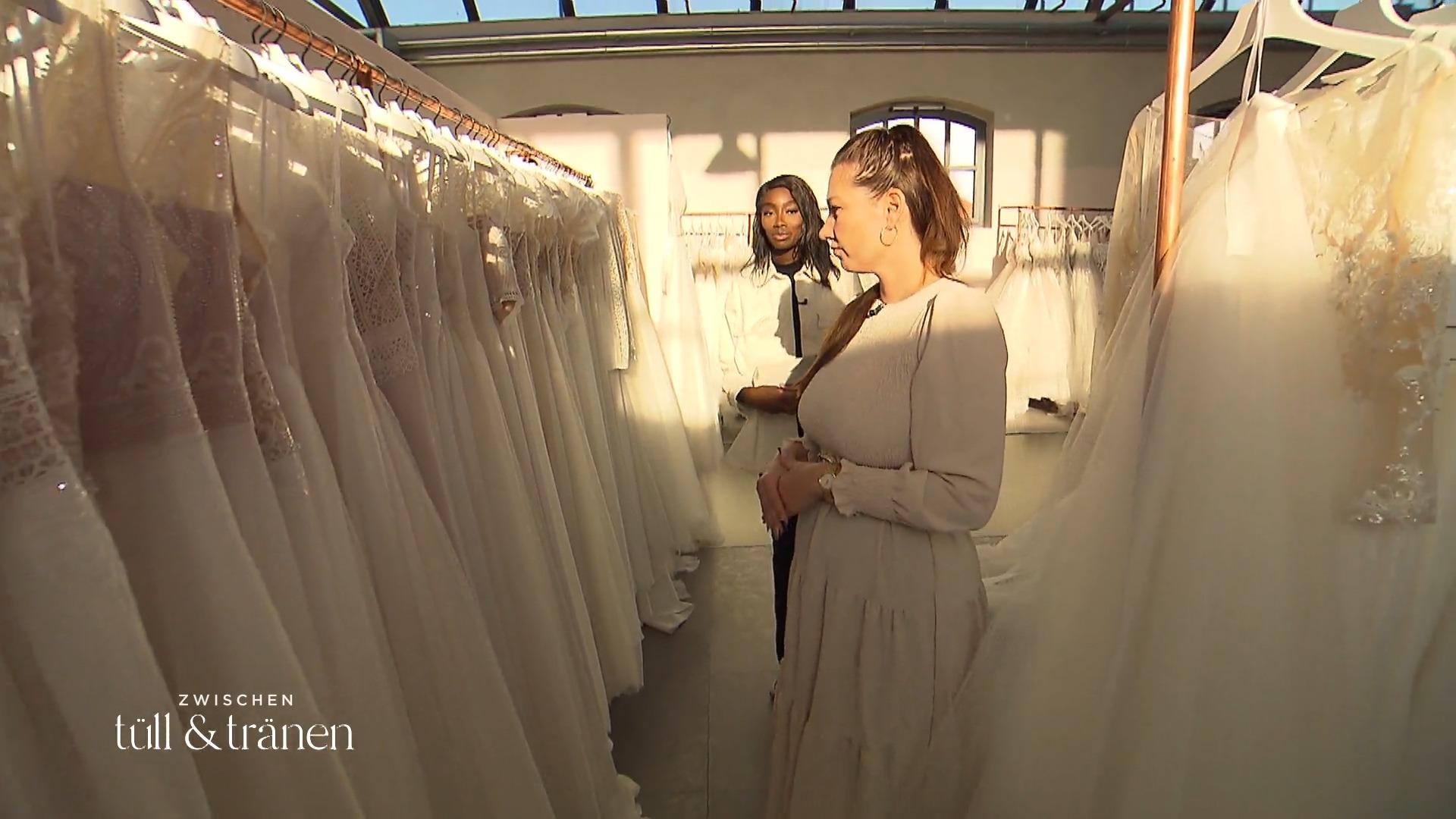 Anne möchte sich am Anzug ihres Verlobten orientieren