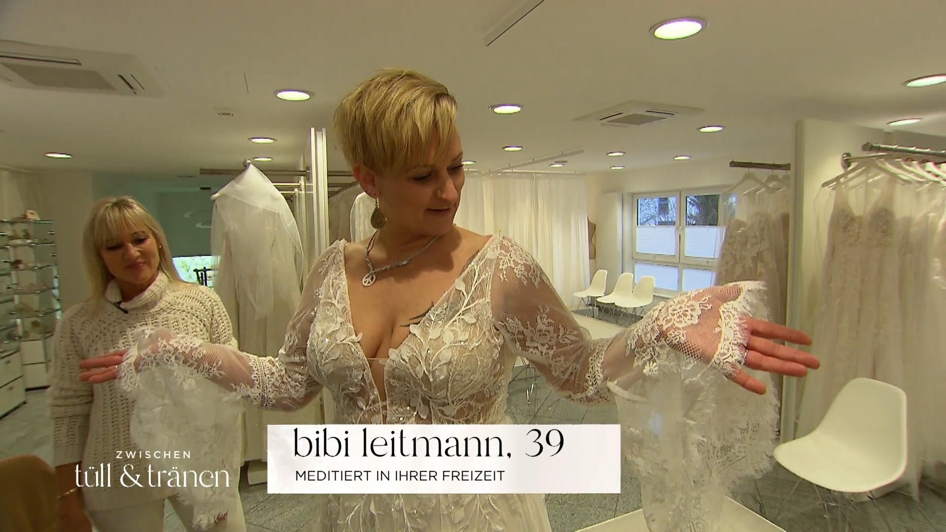 Braut Bibi sucht Kleid mit Trompeten- oder Fledermaus-Ärmeln Braut Bibi sucht Kleid mit Trompeten- oder Fledermaus-Ärmeln