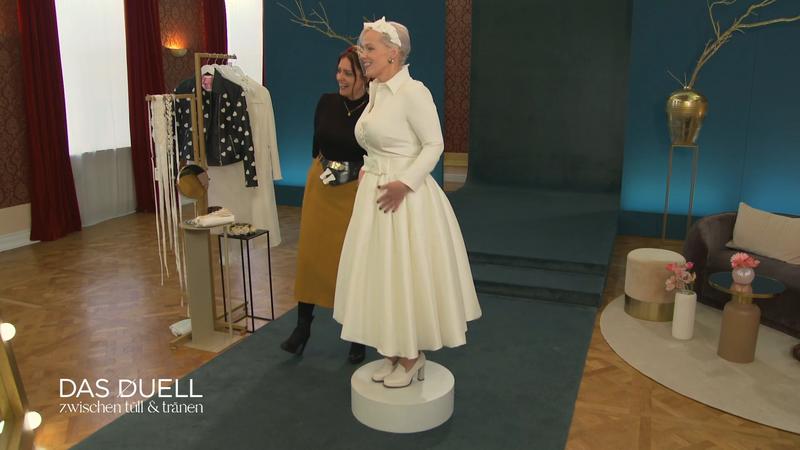 Das dritte Kleid macht Bea sprachlos