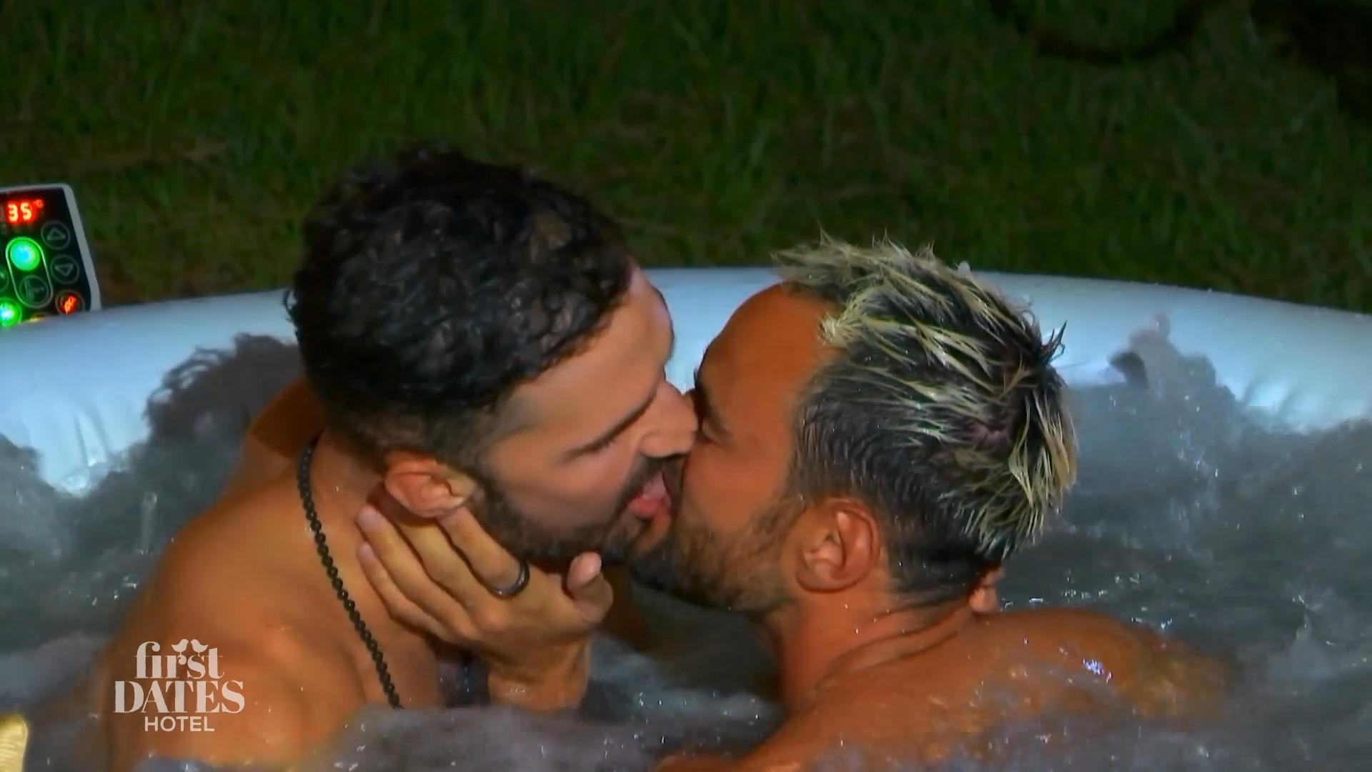 Armin und Peter lassen im Whirlpool nichts anbrennen