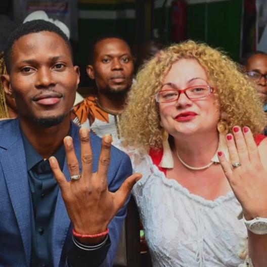 Mit 58 findet diese Auswanderin ihr Liebesglück ausgerechnet in Nigeria