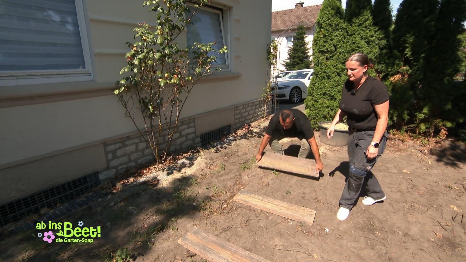 Ali und Daniela räumen ihren Vorgarten auf